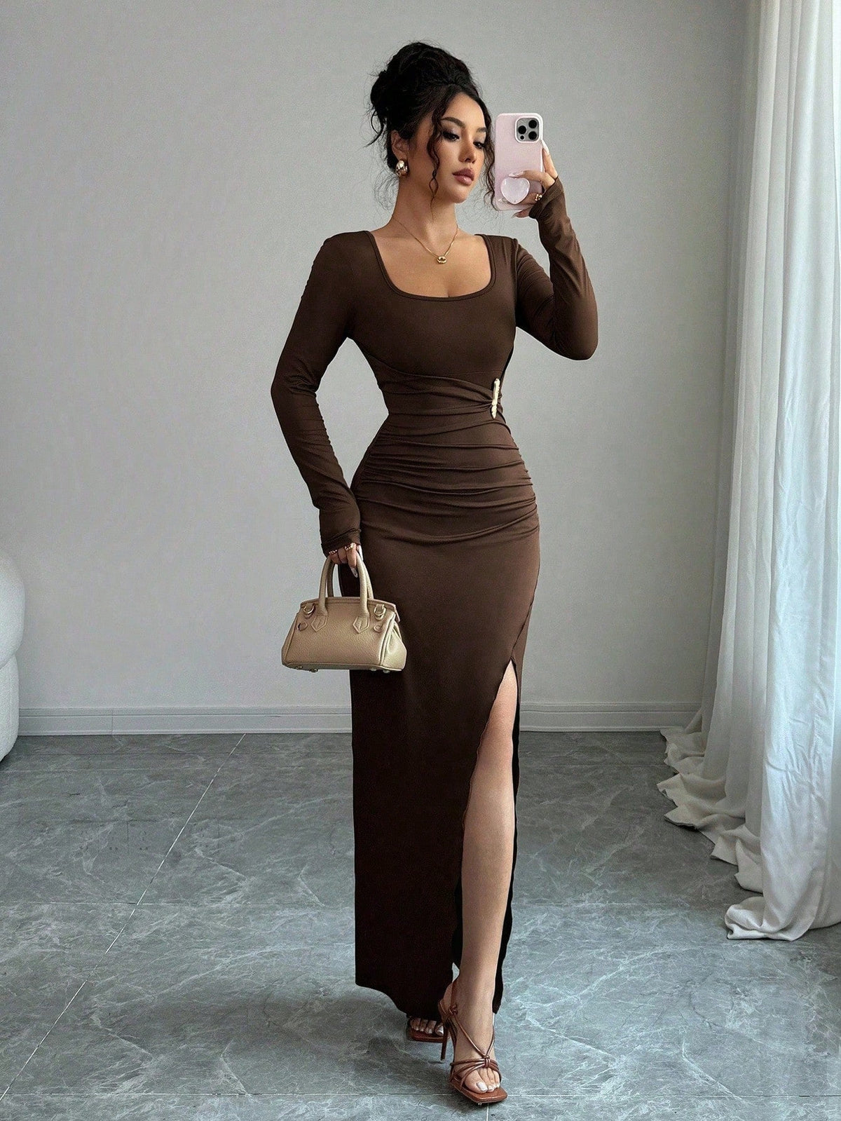 Robe Ajustée Élégante "Silhouette"