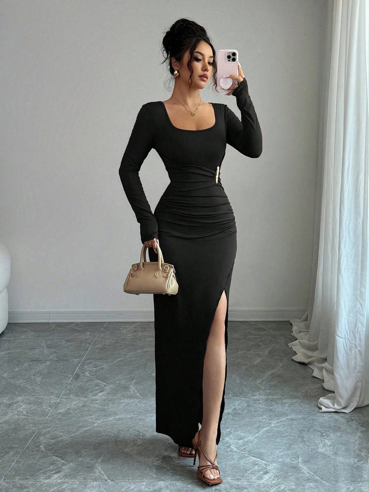Robe Ajustée Élégante "Silhouette"
