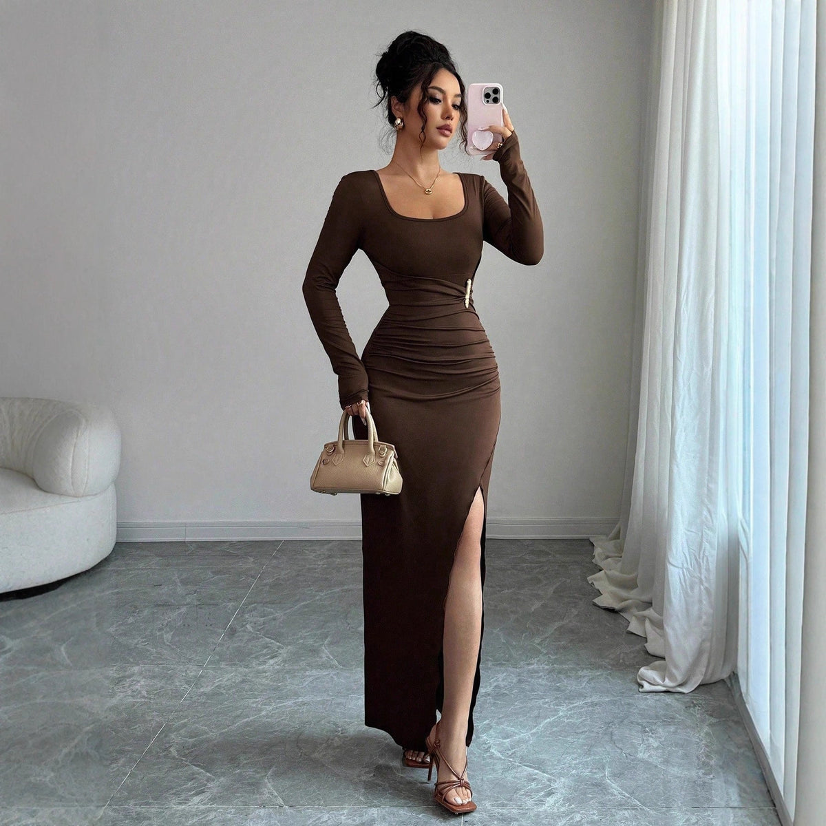 Robe Ajustée Élégante "Silhouette"
